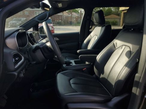 Used 2025 Chrysler Pacifica Select FWD image 18