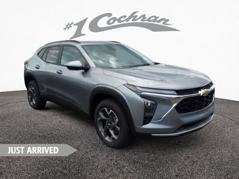 Certified 2025 Chevrolet Trax LT w/ Driver Confidence Package image 1