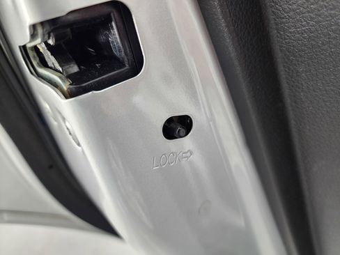 Used 2016 Nissan Rogue SV image 35