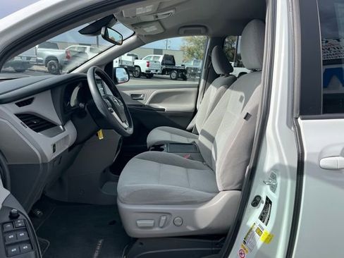 Used 2018 Toyota Sienna LE image 26