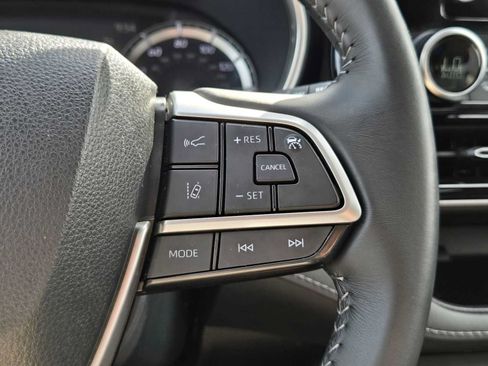 Used 2023 Toyota Highlander XLE AWD/4WD image 34