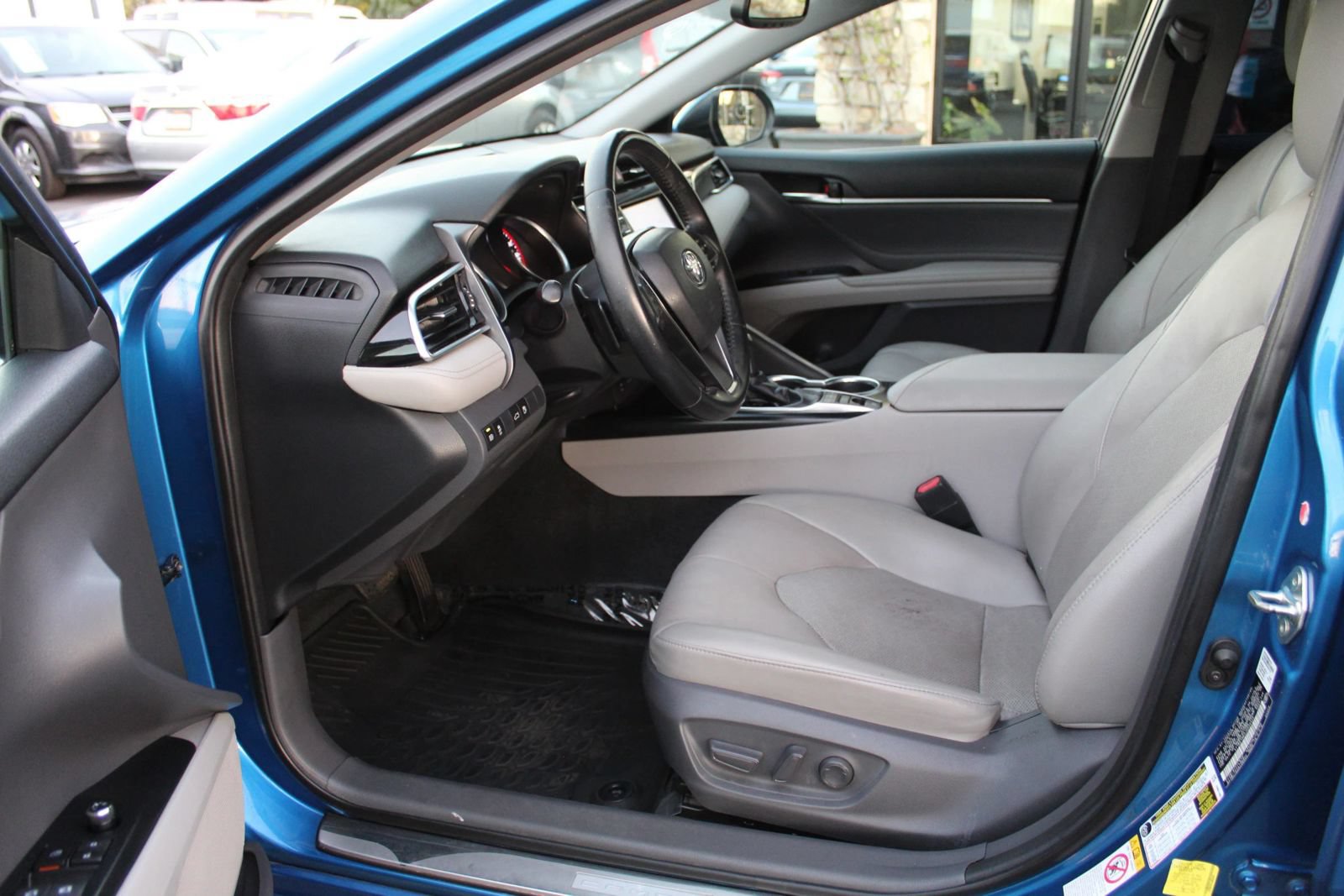 Used 2018 Toyota Camry XSE w/ Accessory Appearance Package FWD image 9
