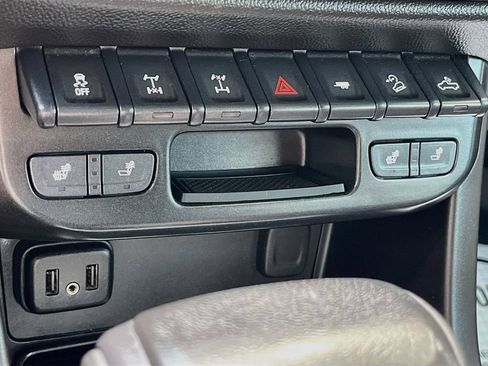 Used 2019 Chevrolet Colorado ZR2 w/ ZR2 Midnight Special Edition AWD/4WD image 19