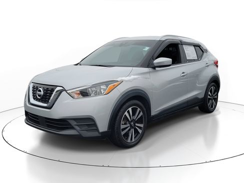 Certified 2020 Nissan Kicks SV image 2