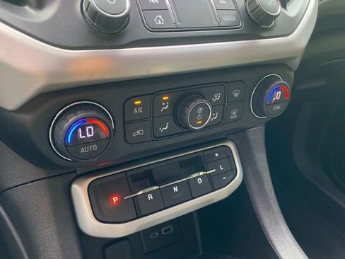 Used 2022 GMC Acadia SLE FWD image 27