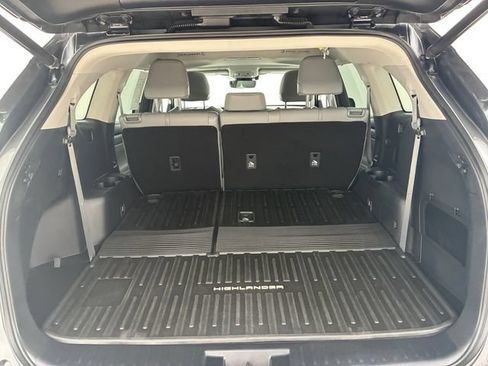 Used 2021 Toyota Highlander XLE AWD/4WD image 17