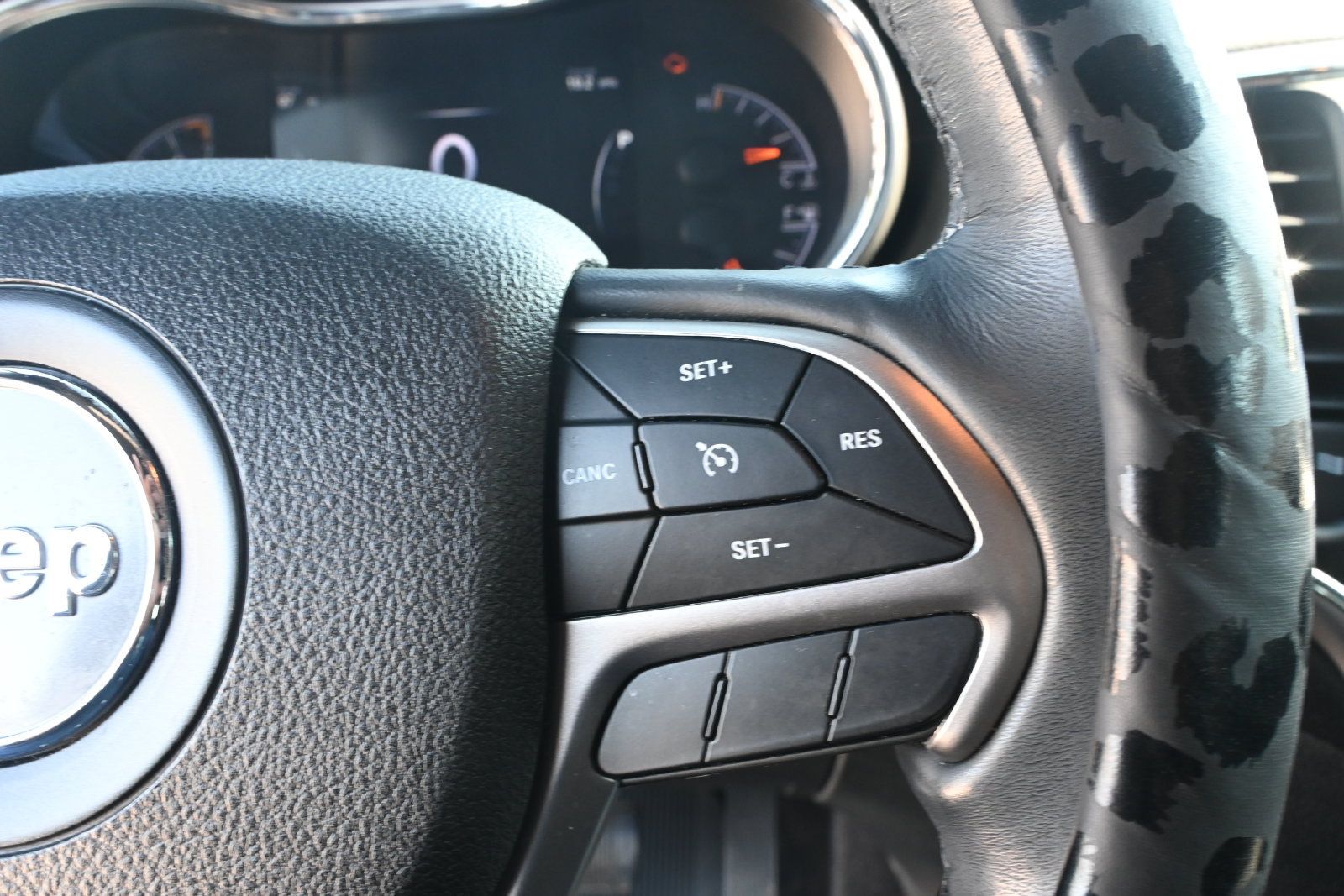 Used 2018 Jeep Grand Cherokee Laredo AWD/4WD image 14