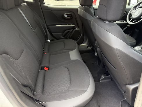 Used 2019 Jeep Renegade Altitude w/ Quick Order Package 2XM FWD image 18