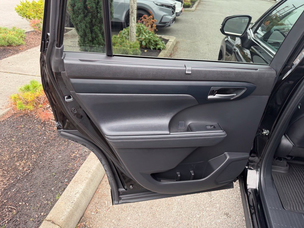 Used 2023 Toyota Highlander XLE AWD/4WD image 16