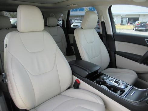 Used 2020 Ford Edge Titanium image 9