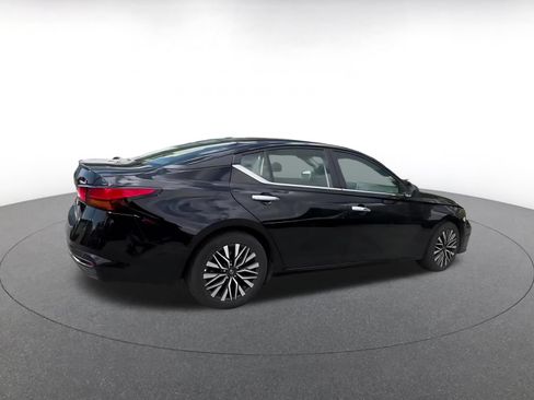 Used 2025 Nissan Altima 2.5 SV FWD image 12