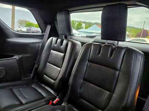 Used 2015 Ford Explorer XLT w/ Equipment Group 202B AWD/4WD image 39