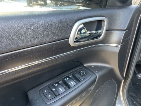 Used 2018 Jeep Grand Cherokee Limited image 16