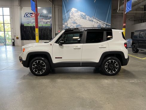 Used 2023 Jeep Renegade Trailhawk AWD/4WD image 2