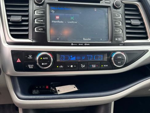 Used 2017 Toyota Highlander XLE image 14