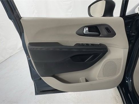 Used 2023 Chrysler Pacifica Touring-L image 21