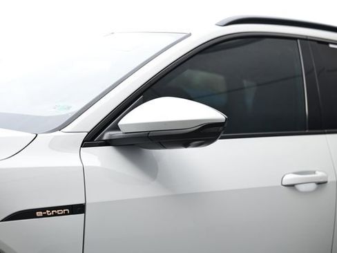Used 2022 Audi e-tron Premium Plus image 11