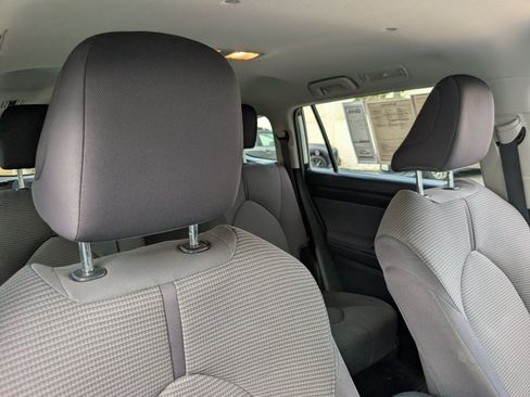 Used 2021 Toyota Highlander LE FWD image 3