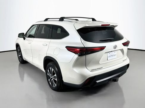 Used 2021 Toyota Highlander XLE AWD/4WD image 3