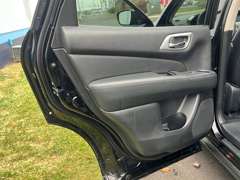 Used 2018 Nissan Pathfinder SL w/ Cargo Package image 11
