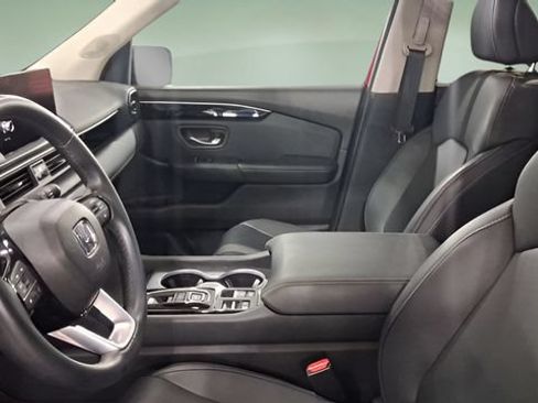 Used 2025 Honda Pilot Touring image 9