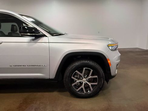Used 2023 Jeep Grand Cherokee L Limited AWD/4WD image 31