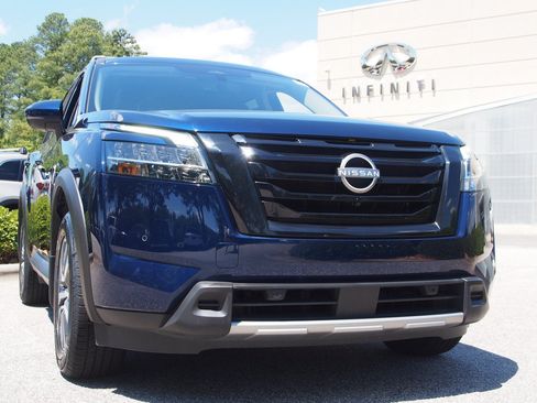 Used 2024 Nissan Pathfinder SL w/ Black Appearance Package AWD/4WD image 2