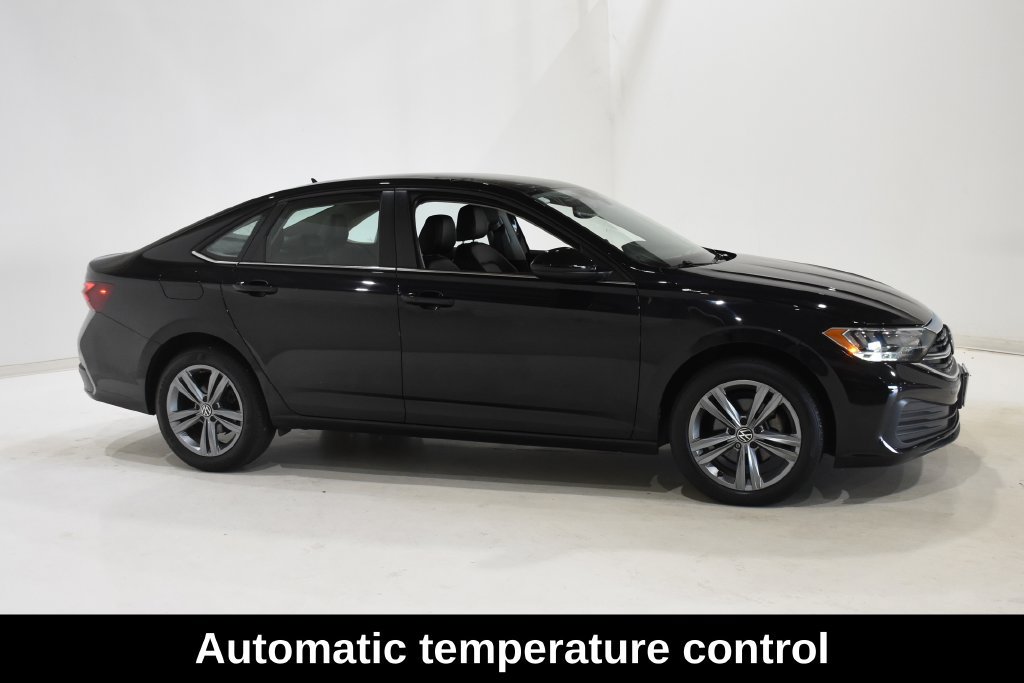 Used 2024 Volkswagen Jetta SE FWD image 3
