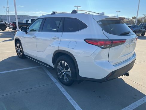 Used 2020 Toyota Highlander XLE image 4