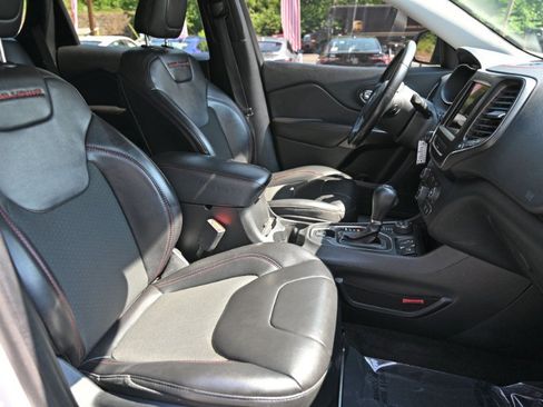 Used 2020 Jeep Cherokee Trailhawk AWD/4WD image 13