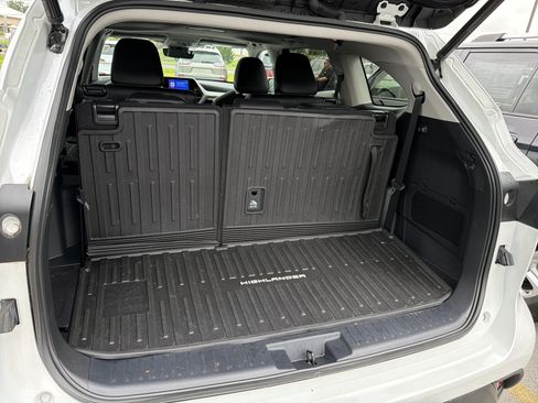 Used 2023 Toyota Highlander XLE AWD/4WD image 29