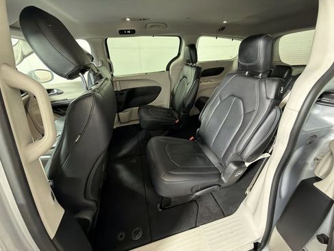 Used 2022 Chrysler Pacifica Touring-L image 23