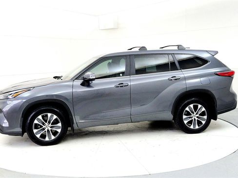 Used 2023 Toyota Highlander XLE image 3