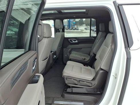 Used 2024 GMC Yukon XL SLT w/ SLT Premium Package image 11