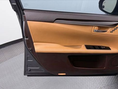 Used 2018 Lexus ES 350 w/ Luxury Package w/Wood Trim FWD image 13
