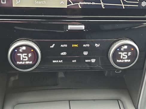 Certified 2024 Land Rover Discovery Metropolitan Edition image 25