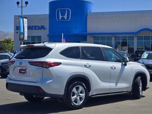 Used 2023 Toyota Highlander LE AWD/4WD image 7