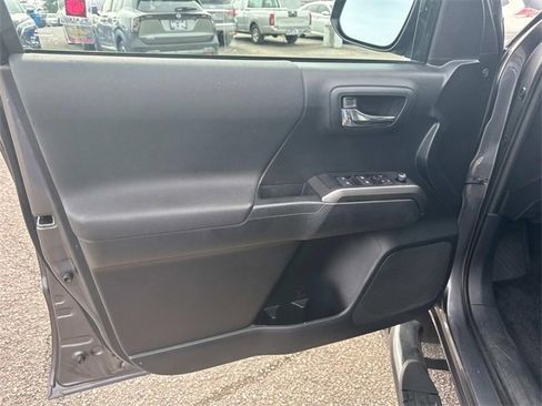 Used 2018 Toyota Tacoma TRD Sport image 25