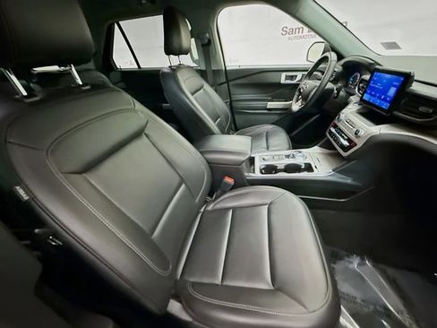 Used 2022 Ford Explorer XLT w/ Equipment Group 202A image 30