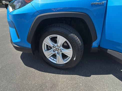 Used 2021 Toyota RAV4 LE AWD/4WD image 4