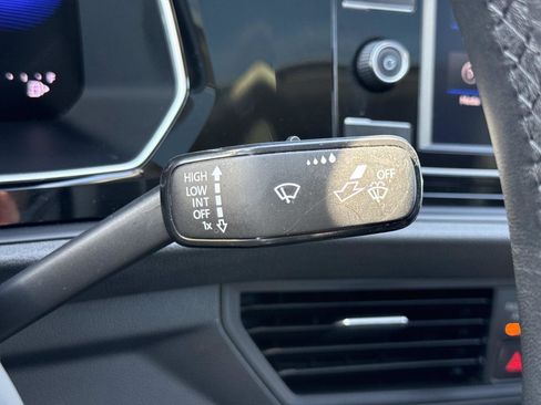 Used 2024 Volkswagen Jetta SE w/ Panoramic Sunroof Package image 12