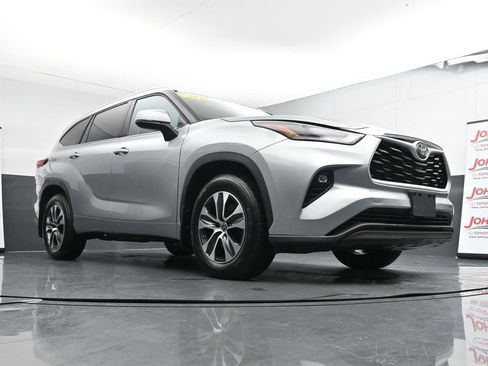 Used 2022 Toyota Highlander XLE image 28