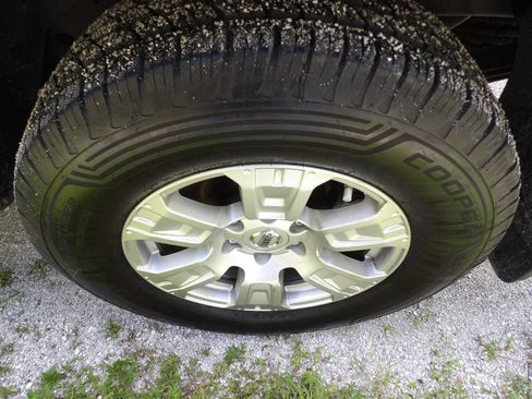 Used 2018 Nissan Titan SV w/ SV Convenience Package image 15