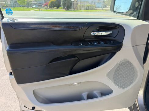 Used 2013 Dodge Grand Caravan SXT w/ Entertainment Group 1 FWD image 10