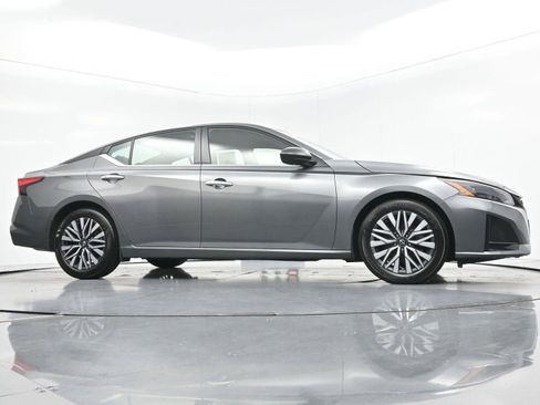 Used 2024 Nissan Altima 2.5 SV FWD image 42