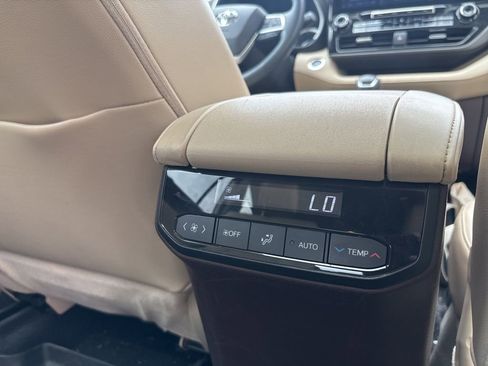 Used 2022 Toyota Highlander Limited FWD image 32