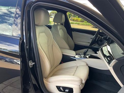 Used 2021 BMW 530e w/ M Sport Package image 7