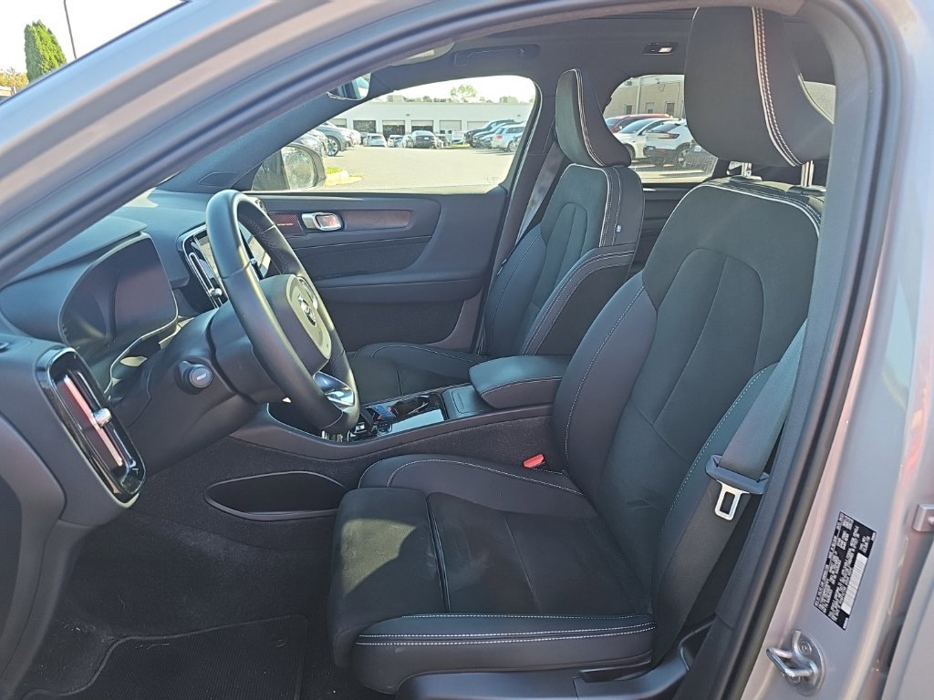 Used 2023 Volvo XC40 Recharge Ultimate AWD/4WD image 3