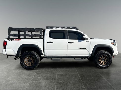 Used 2019 Toyota Tacoma TRD Off-Road w/ Technology Package AWD/4WD image 9