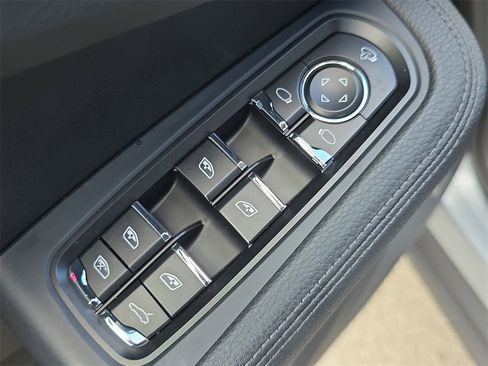 Used 2025 Porsche Macan image 24